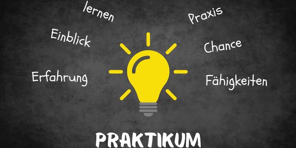 [Translate to english:] Glühlampe mit Schrift Praktikum