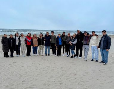 [Translate to english:] Gruppe Schüler am Strand