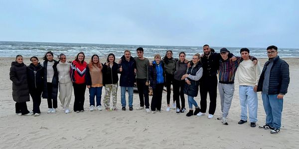 [Translate to english:] Schülergruppe am Strand